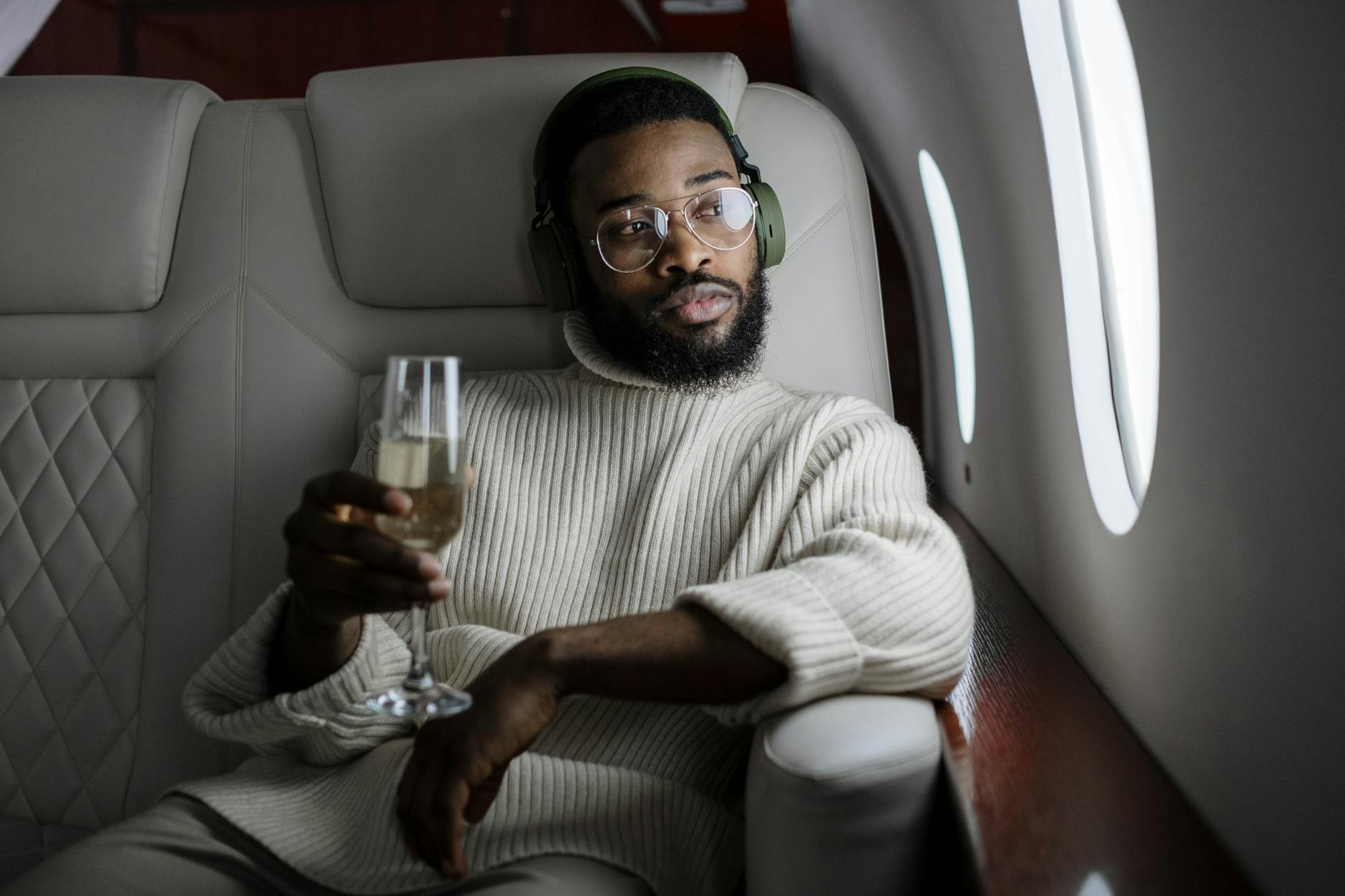 Airline to Penalize Passengers for Listening to Music Loudly - News