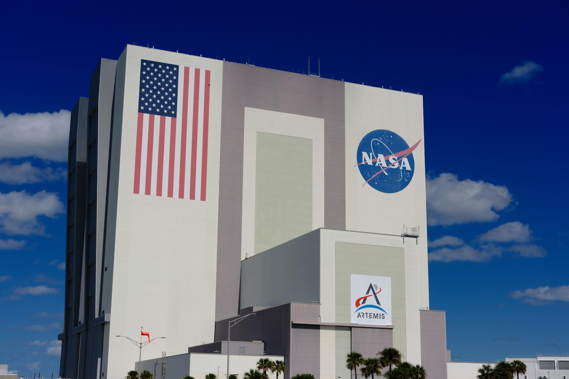 Artemis II Crew Returns Safely to Earth Aboard Orion Spacecraft - Tech