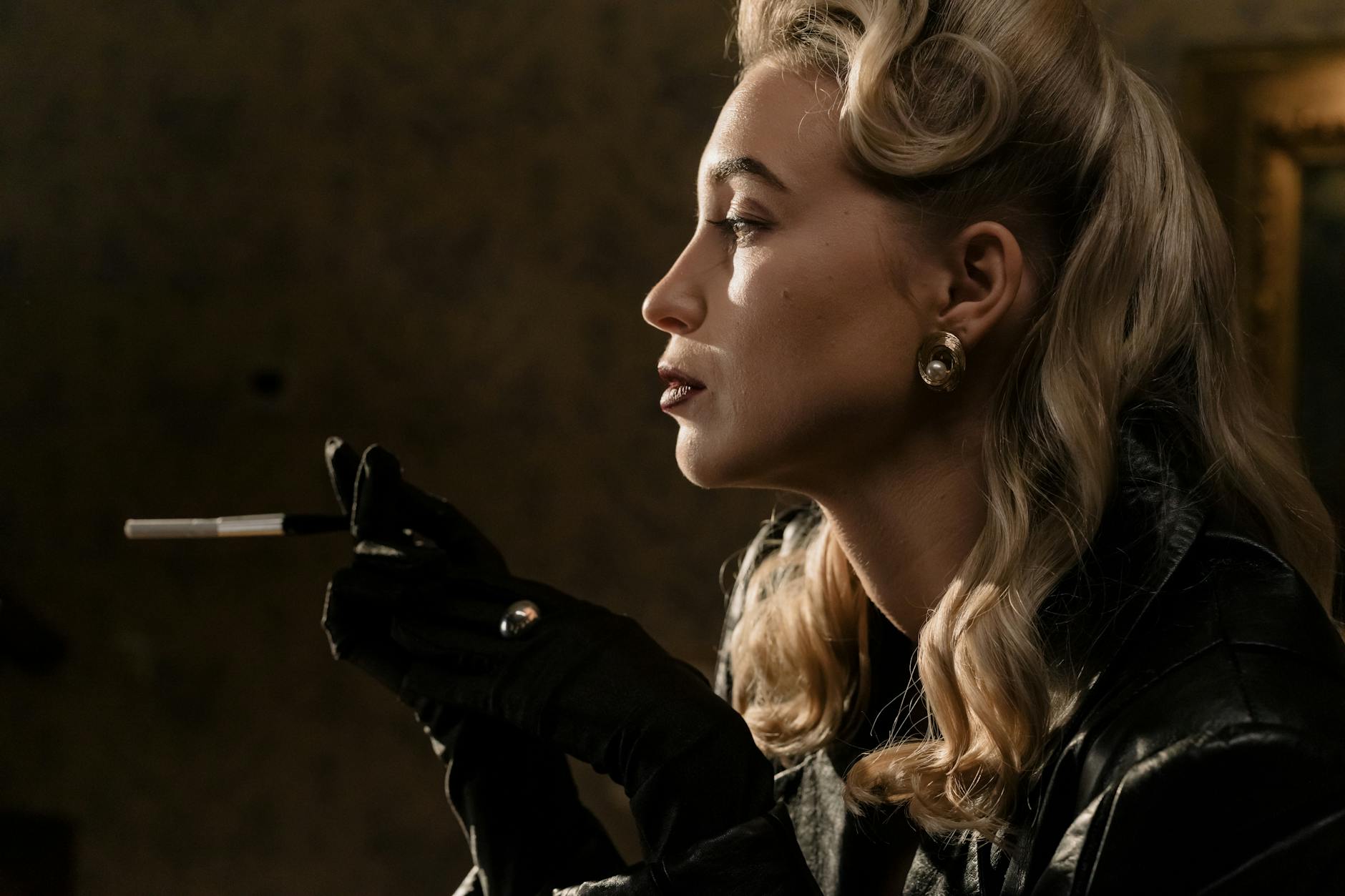 Callum Turner, Elle Fanning, and Pamela Anderson Star in New Thriller - Cinema