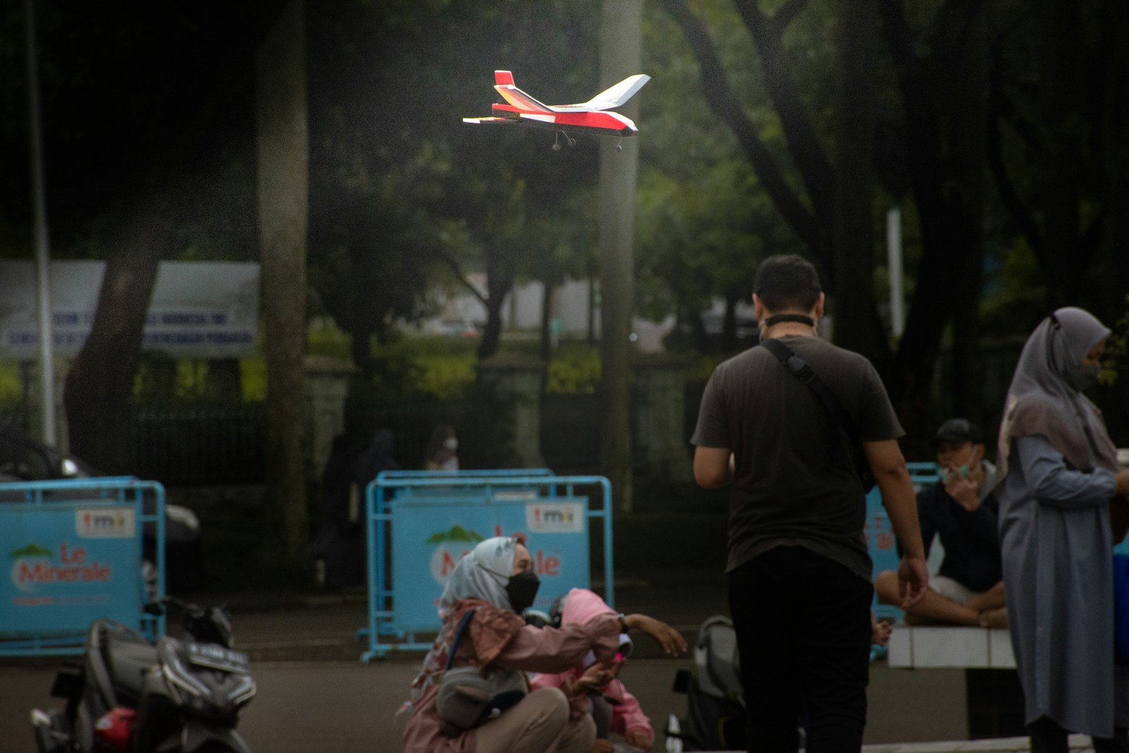 Chinese Man Prepares Mother-in-Law for Her First Flight - Lifestyle