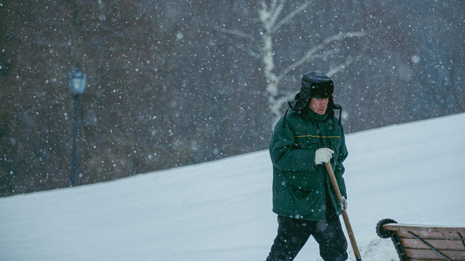 How Couriers Brave Heavy Snowstorms in Moscow