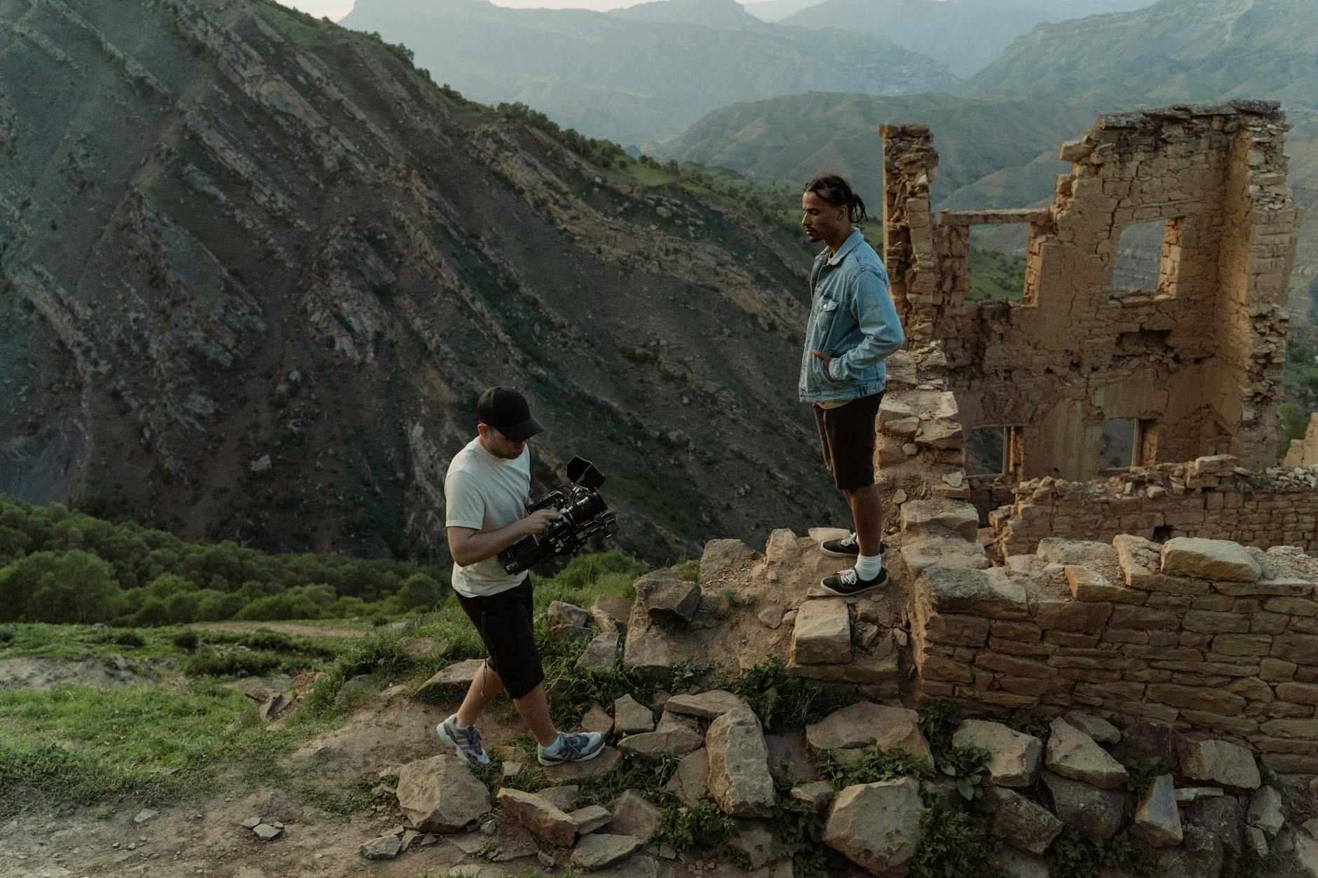 Crimson Desert: Kliff's Actor Defends Game's Story Gaps - Game