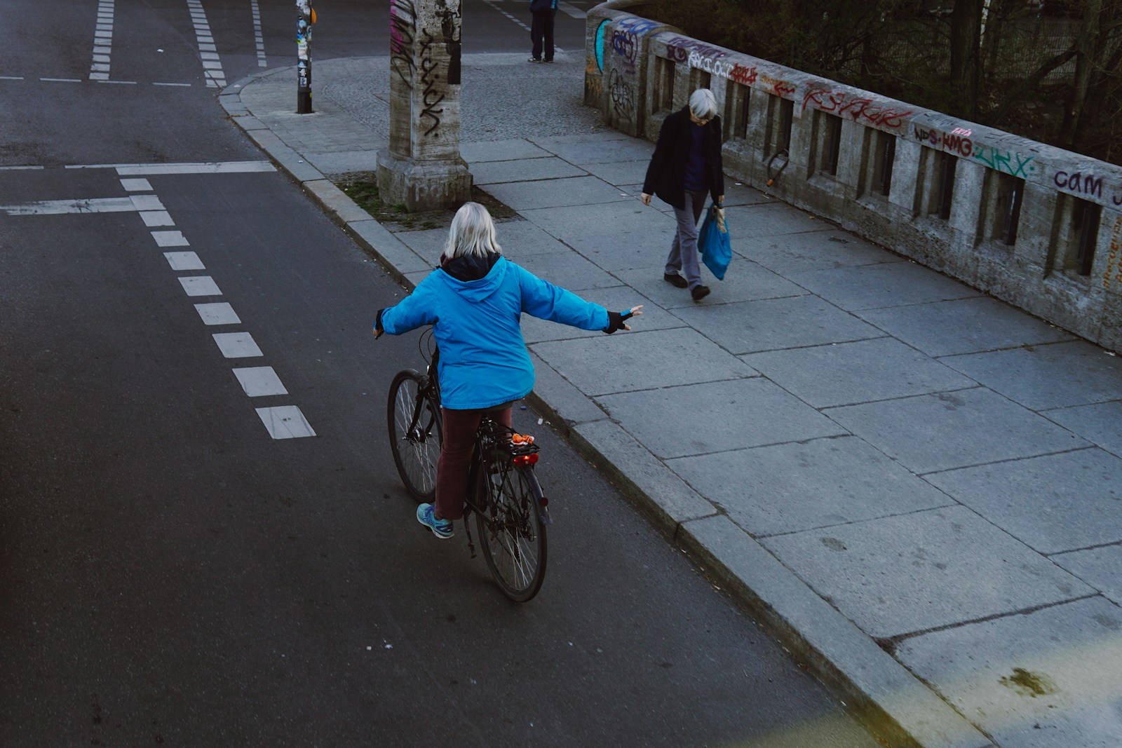 Elderly Cyclist Survives 40-Meter Fall Thanks to Food and Wine