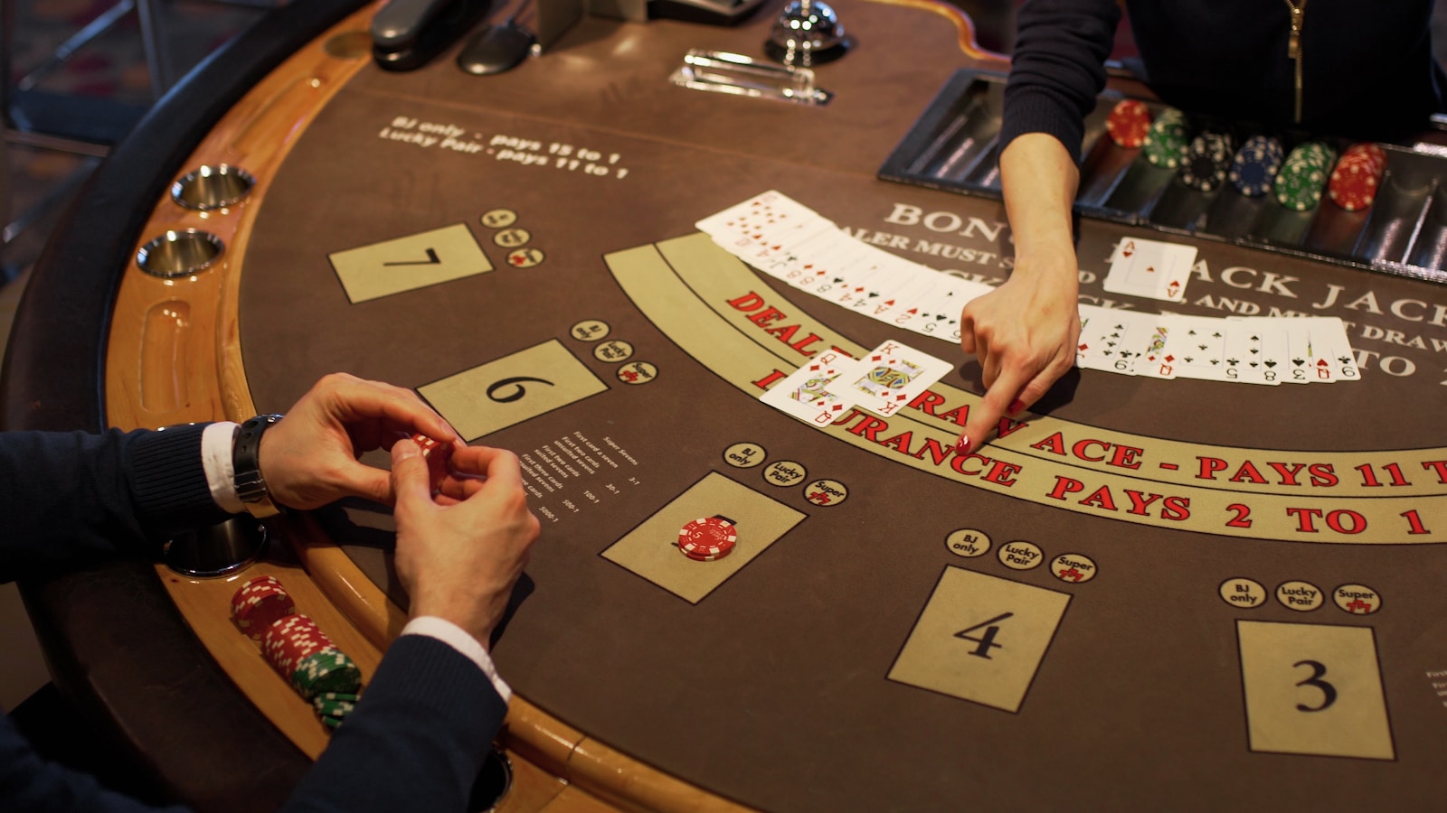 Elena Tronina and Konstantin Khabensky Star in 'Casino' Drama