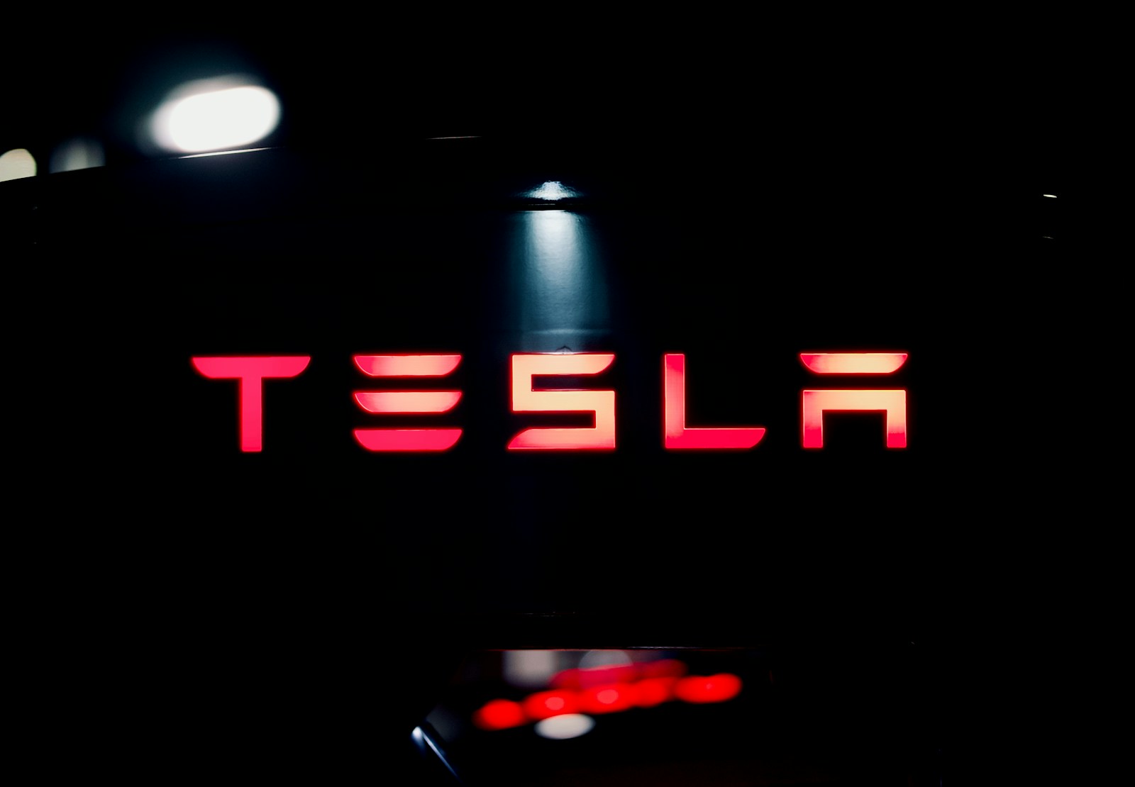 Elon Musk Makes History with $800 Billion Fortune Milestone