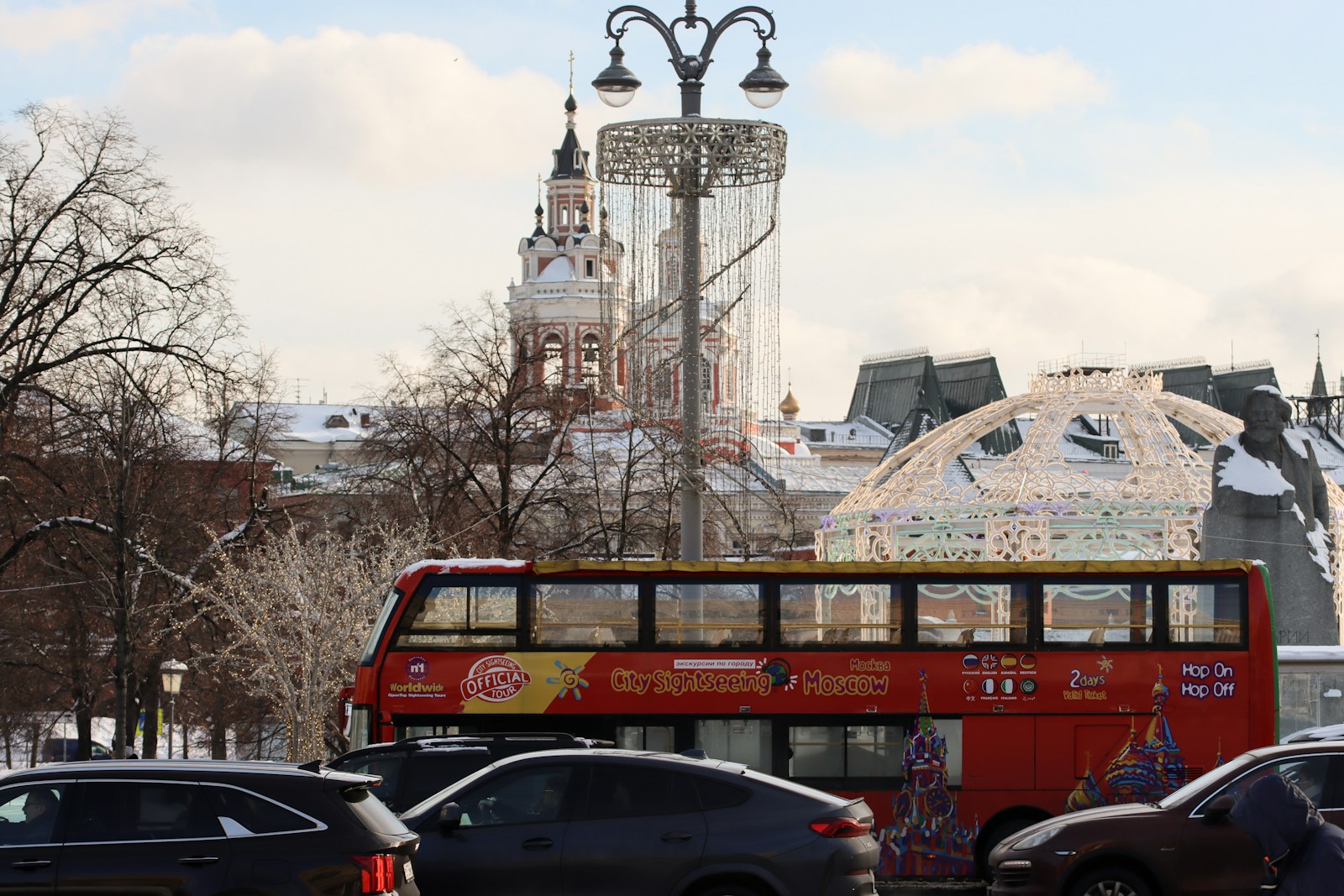 Free Buses to 14 Moscow Cemeteries This Palm Sunday - News
