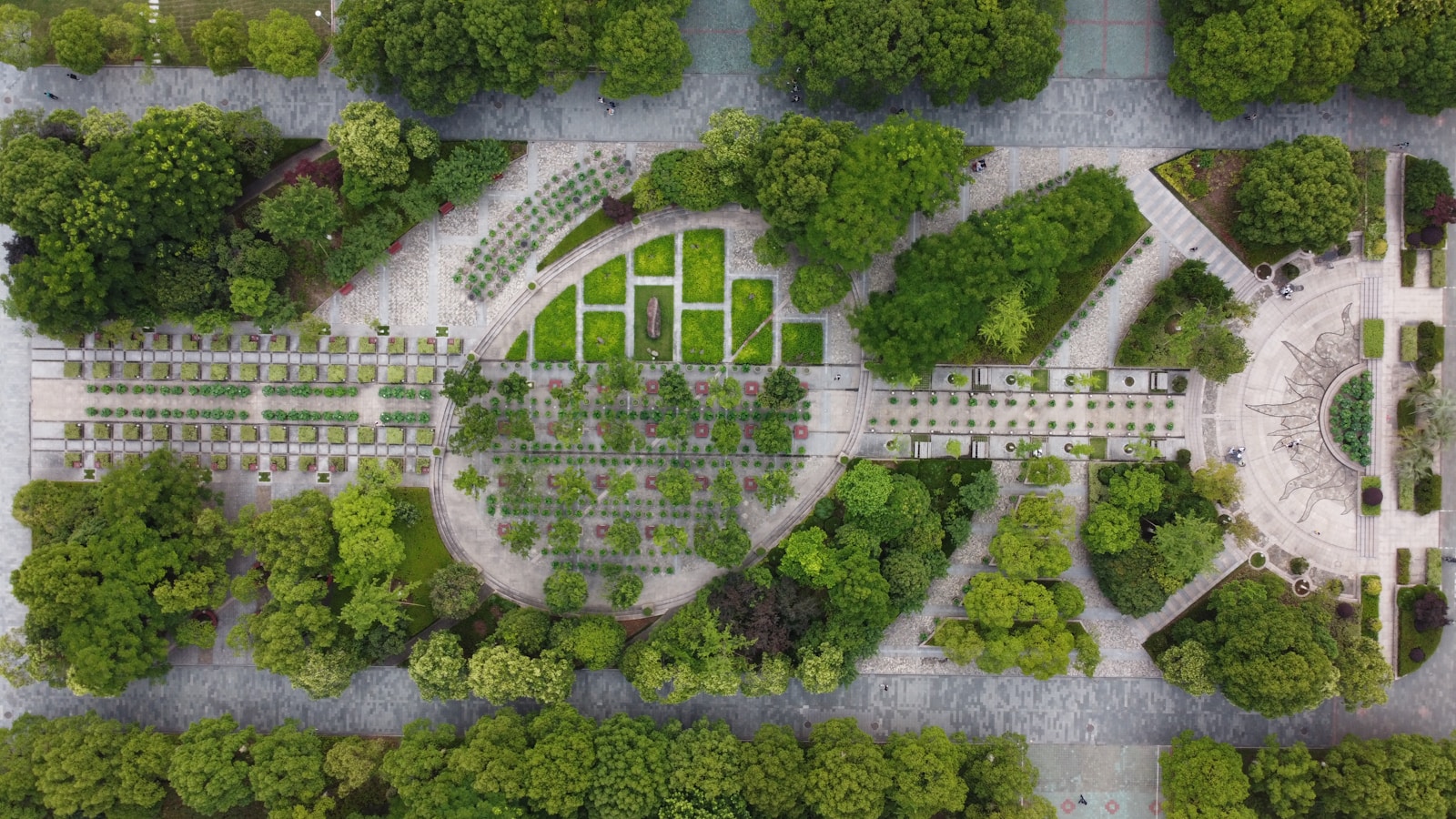 The Future City: Urban Transformation with Drones and Green Spaces
