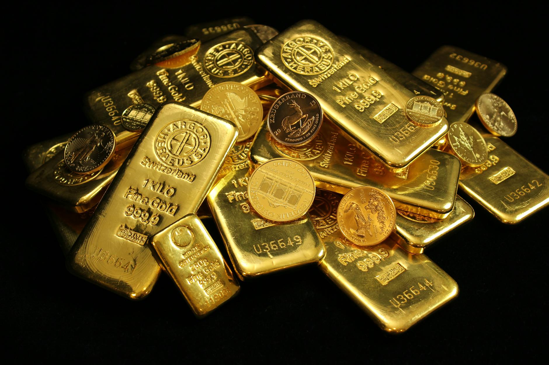 German Man Discovers Hidden Gold After Buying Old Safe for €15 - News