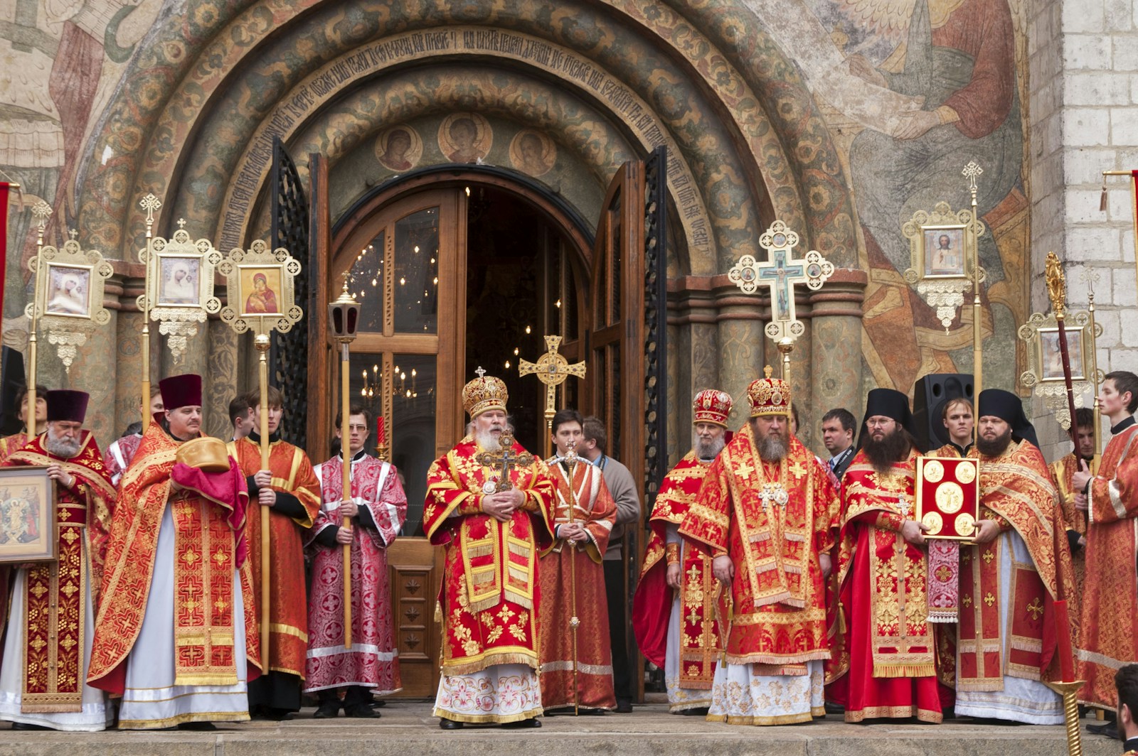 Holy Fire Arrives: 15 Moscow Churches to Receive Sacred Flame - News
