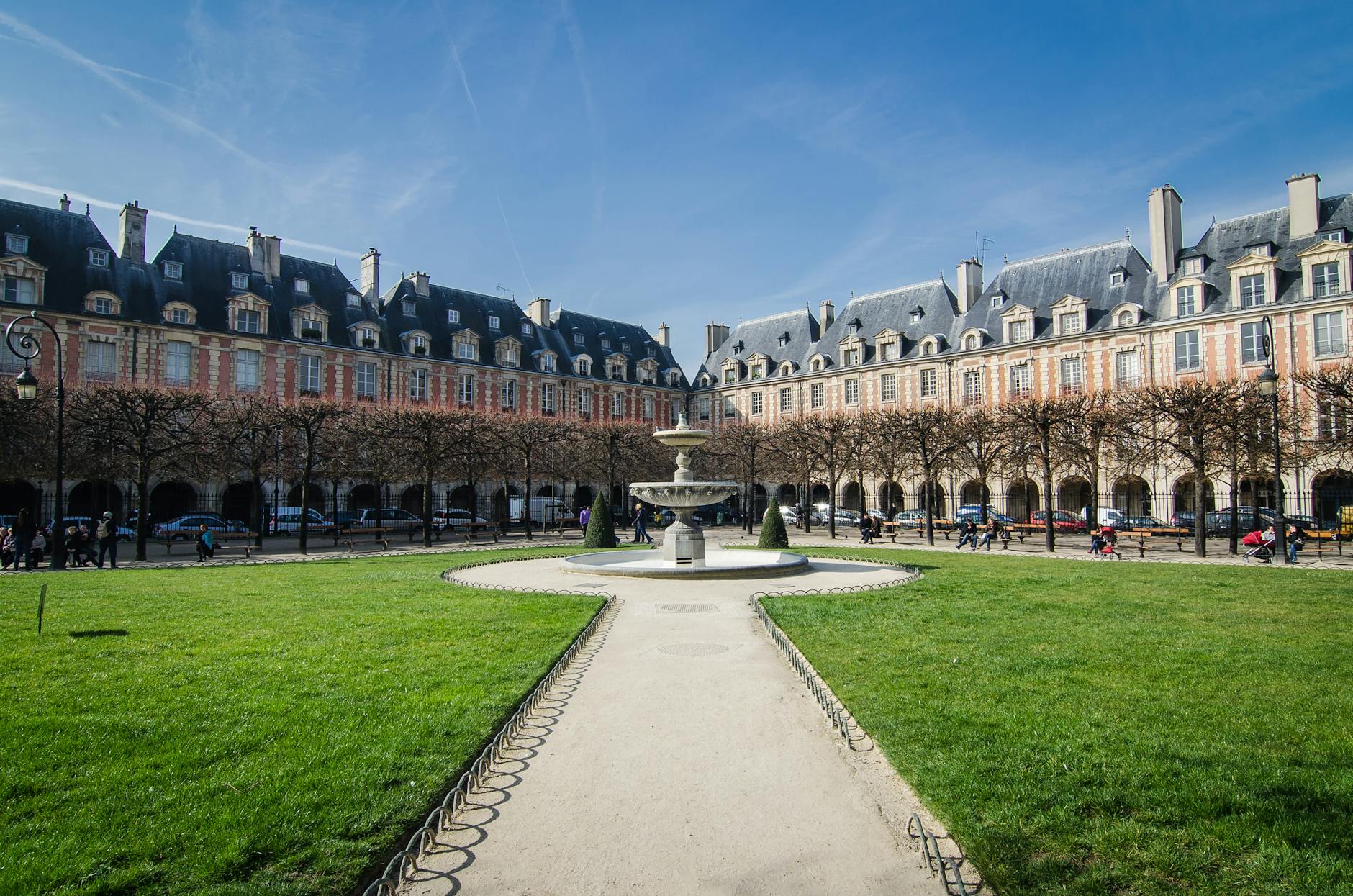 Popular Blogger Igor Sinyak Robbed at Knifepoint in Paris