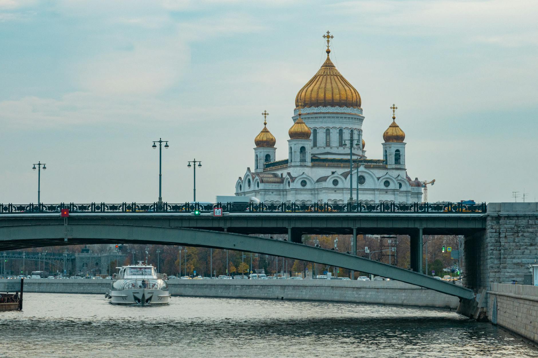 Massive Mandarin Weighing Attraction Draws Long Lines in Moscow