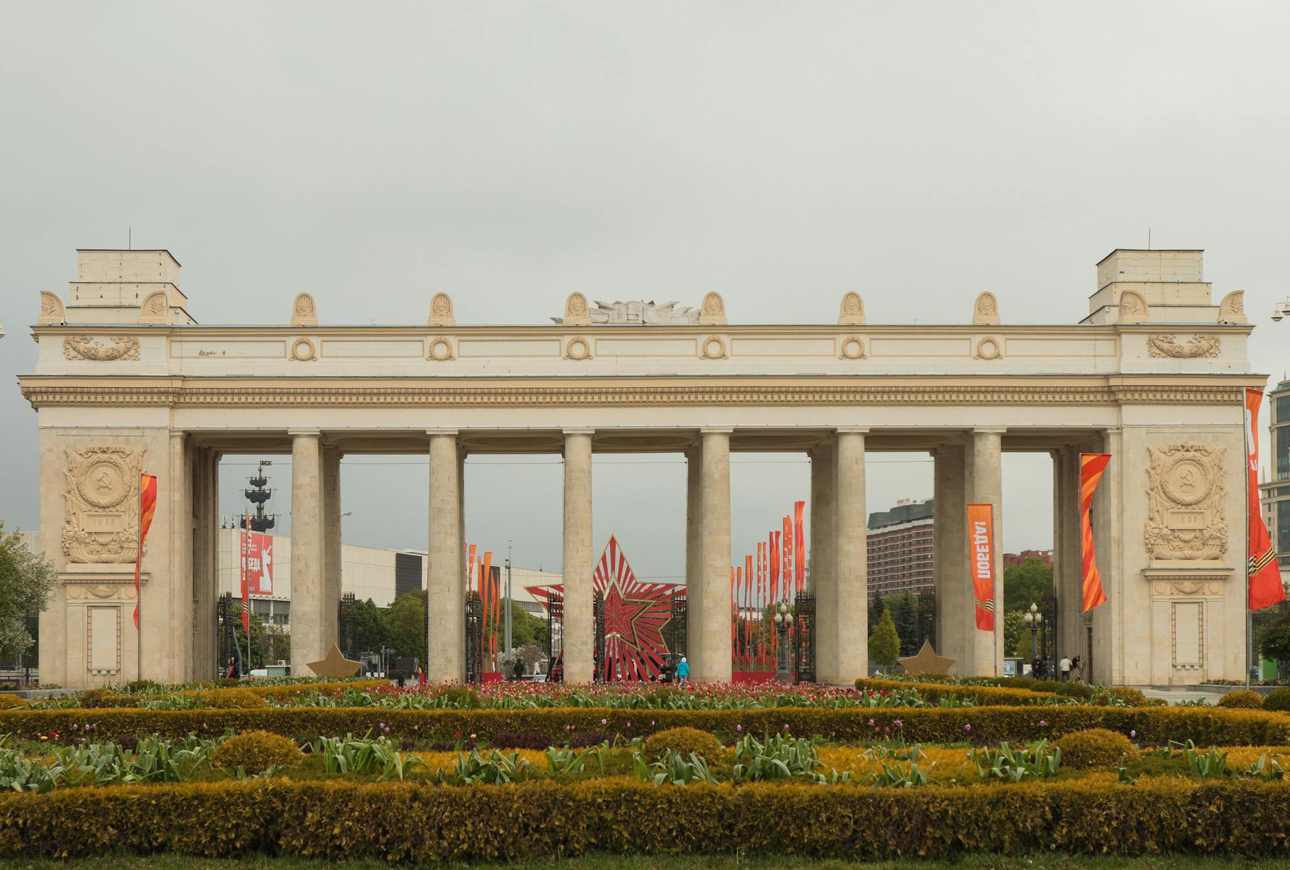 Moscow's Gorky Park Welcomes Robot Waiters at 'Vkusno – i Tochka' - Lifestyle