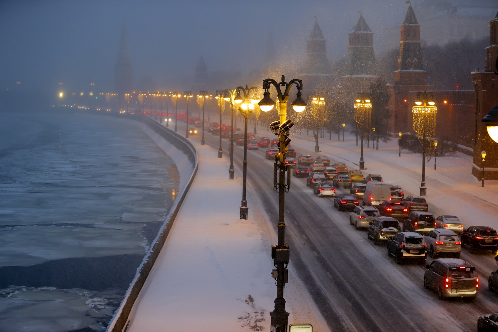 Moscow Parks Cancel Outdoor Events Due to Heavy Snowfall