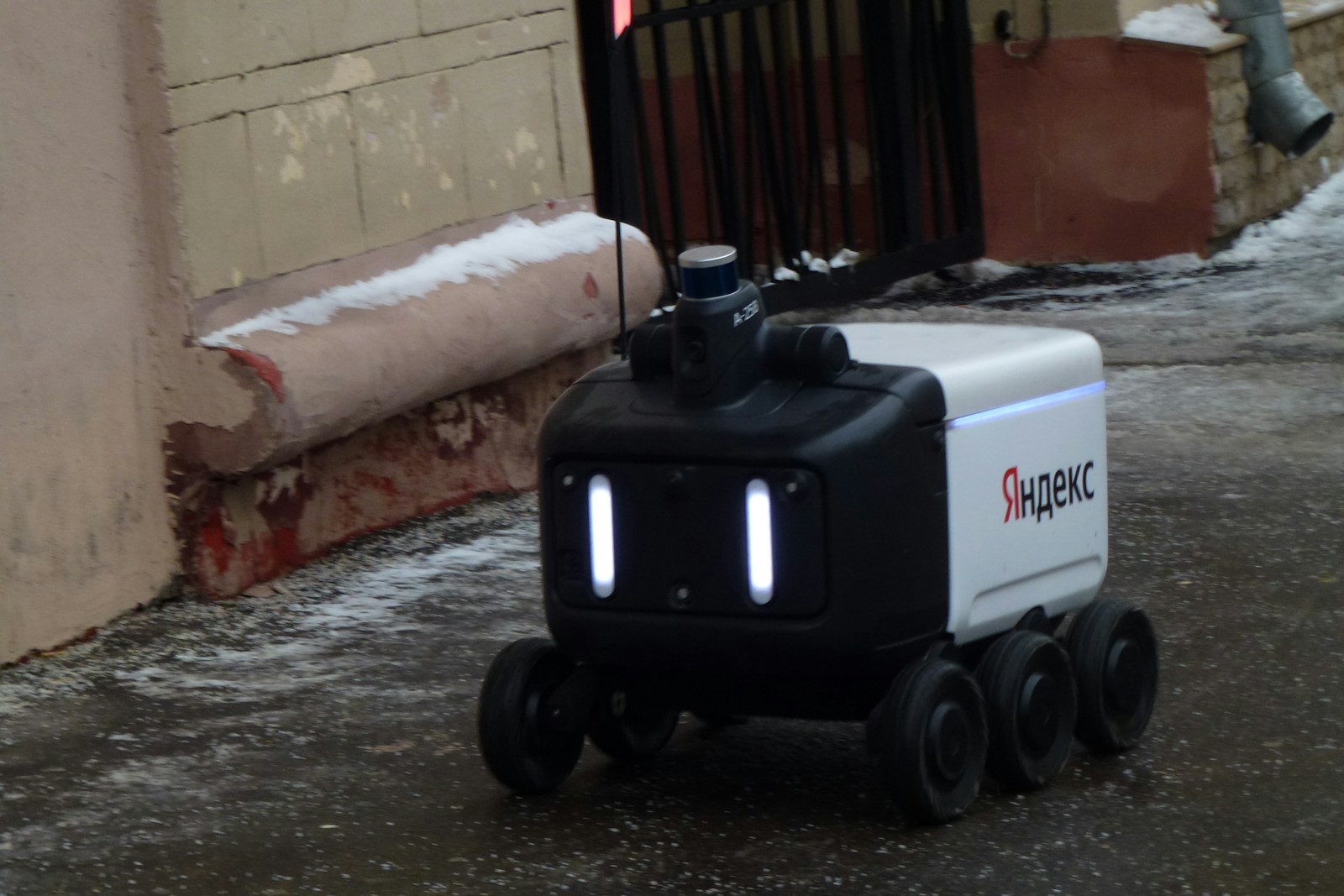 Moscow's Mayor Envisions Robots Replacing Delivery Couriers