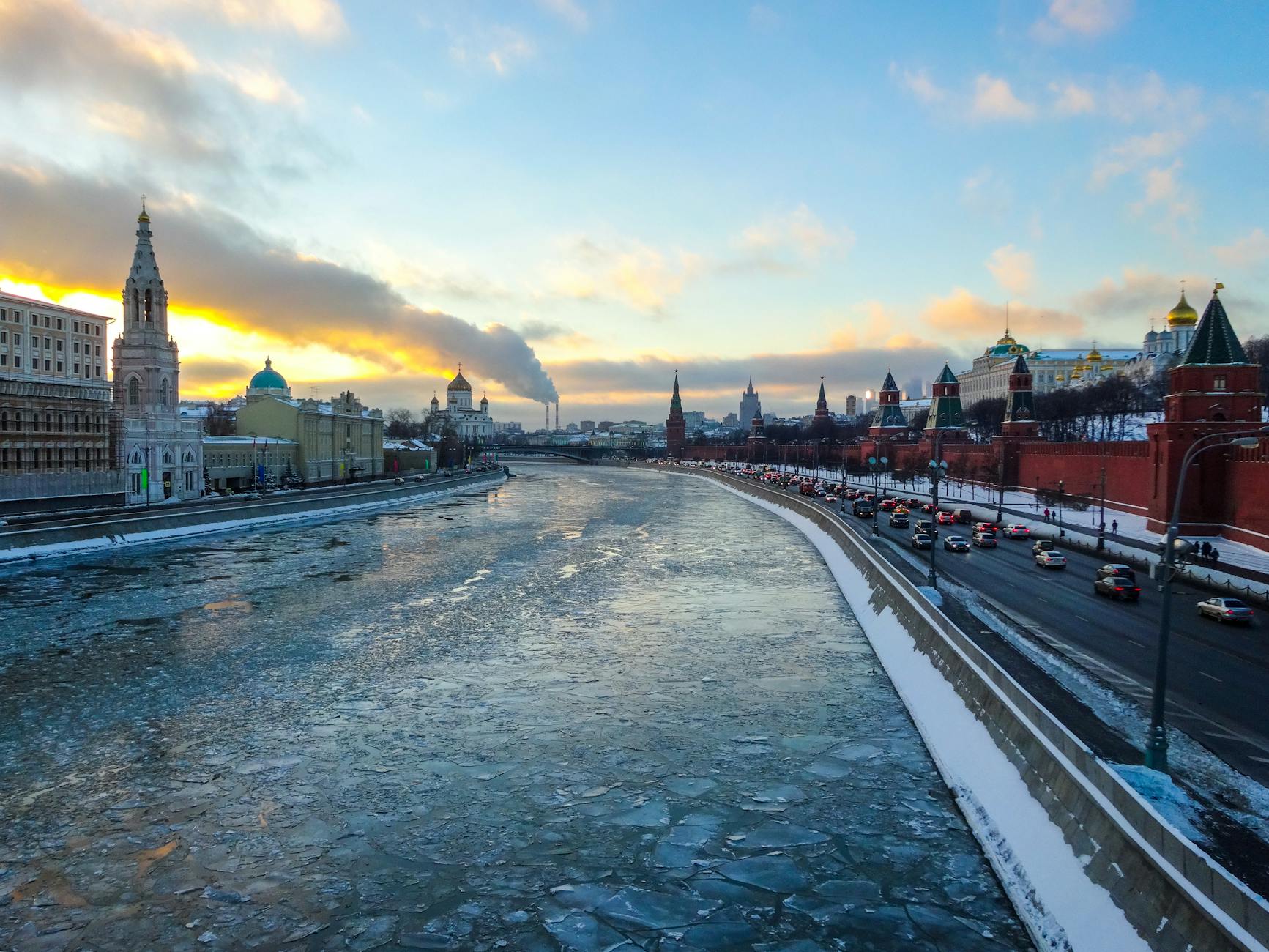 Moscow's Weather Forecast: Snow and Icy Rain Before May Holidays - News