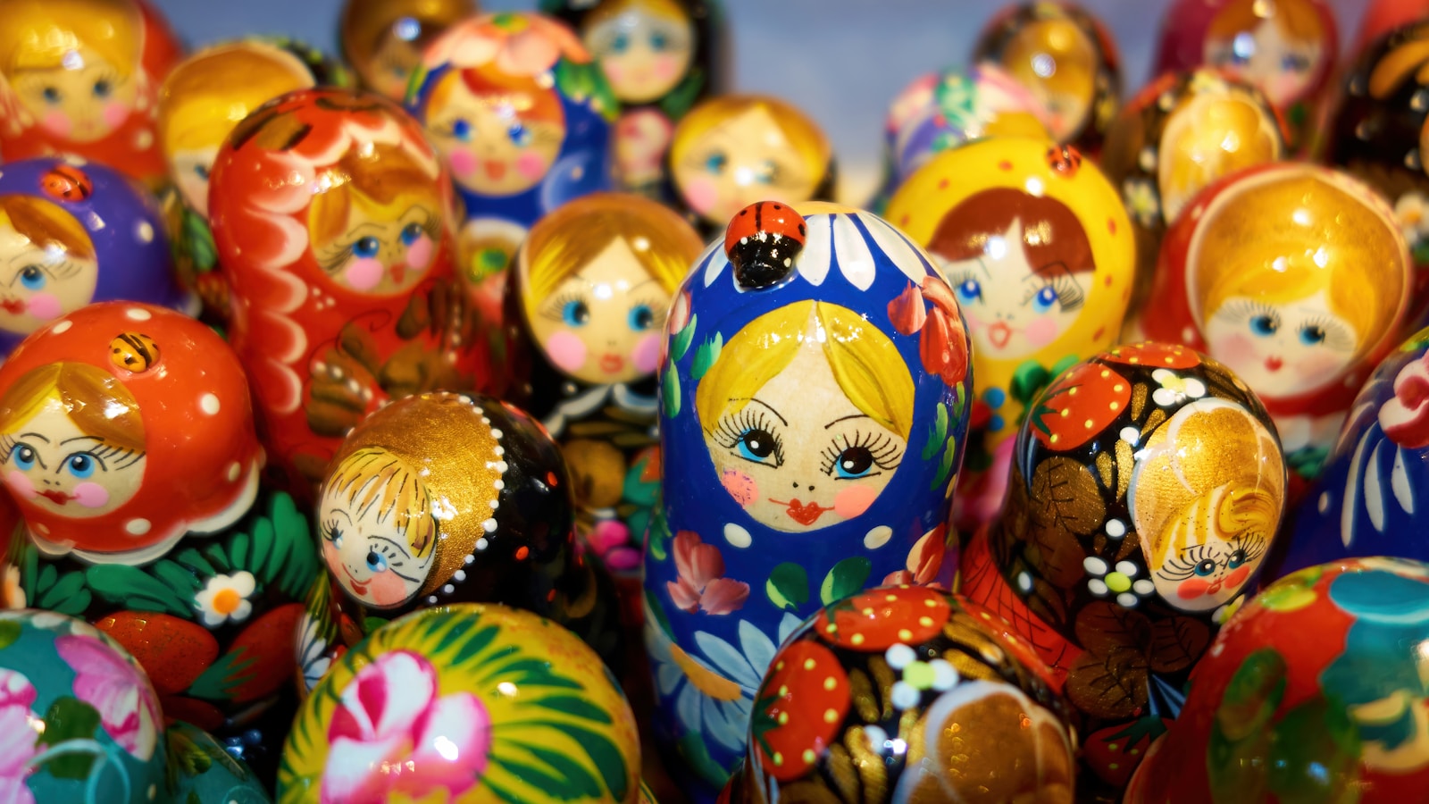 Moscow Celebrates International Women's Day with Flower Giveaways - Lifestyle