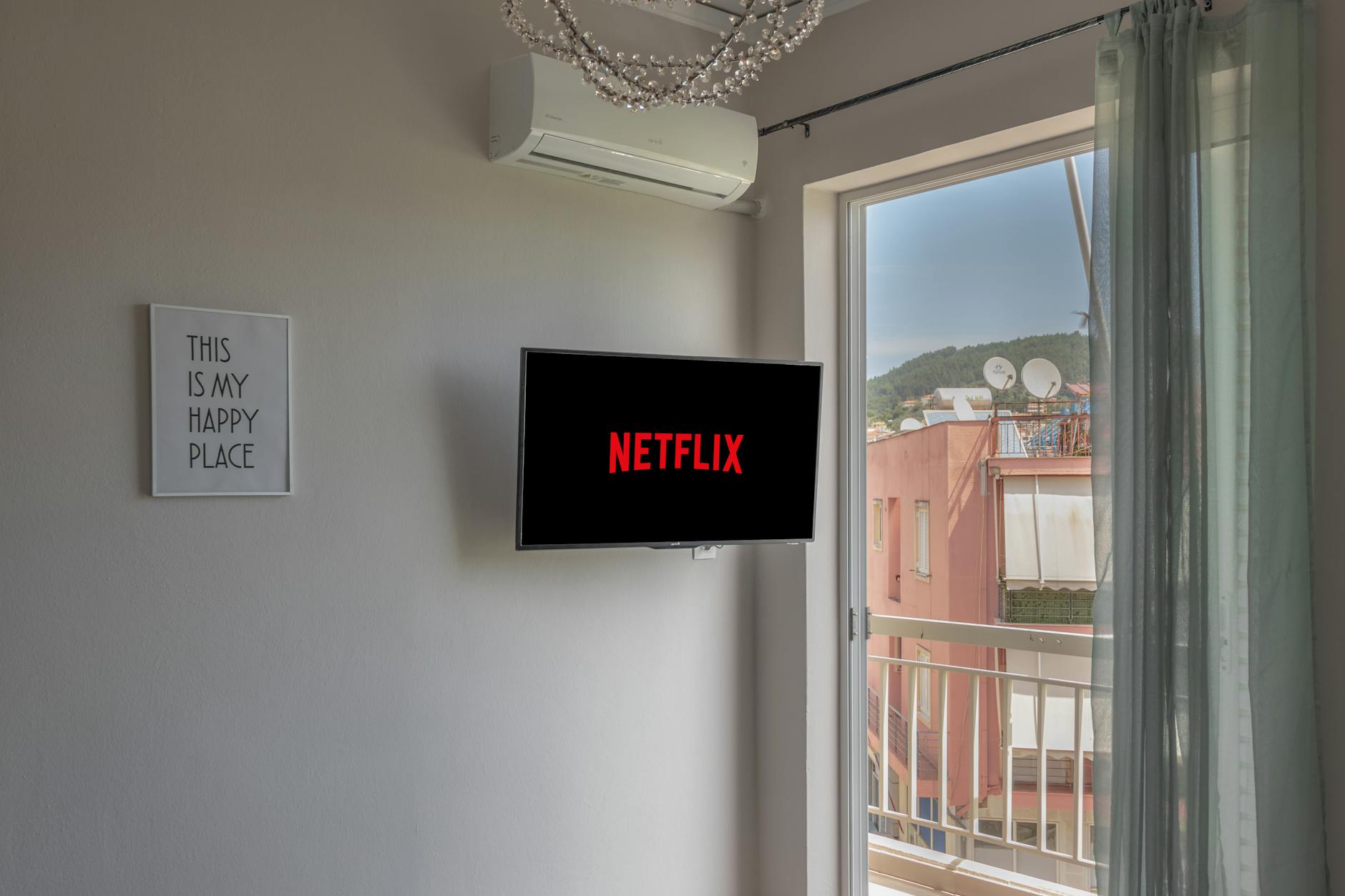 Netflix Adapts Navessa Allen's Novel 'Lights Out' for the Screen - Cinema