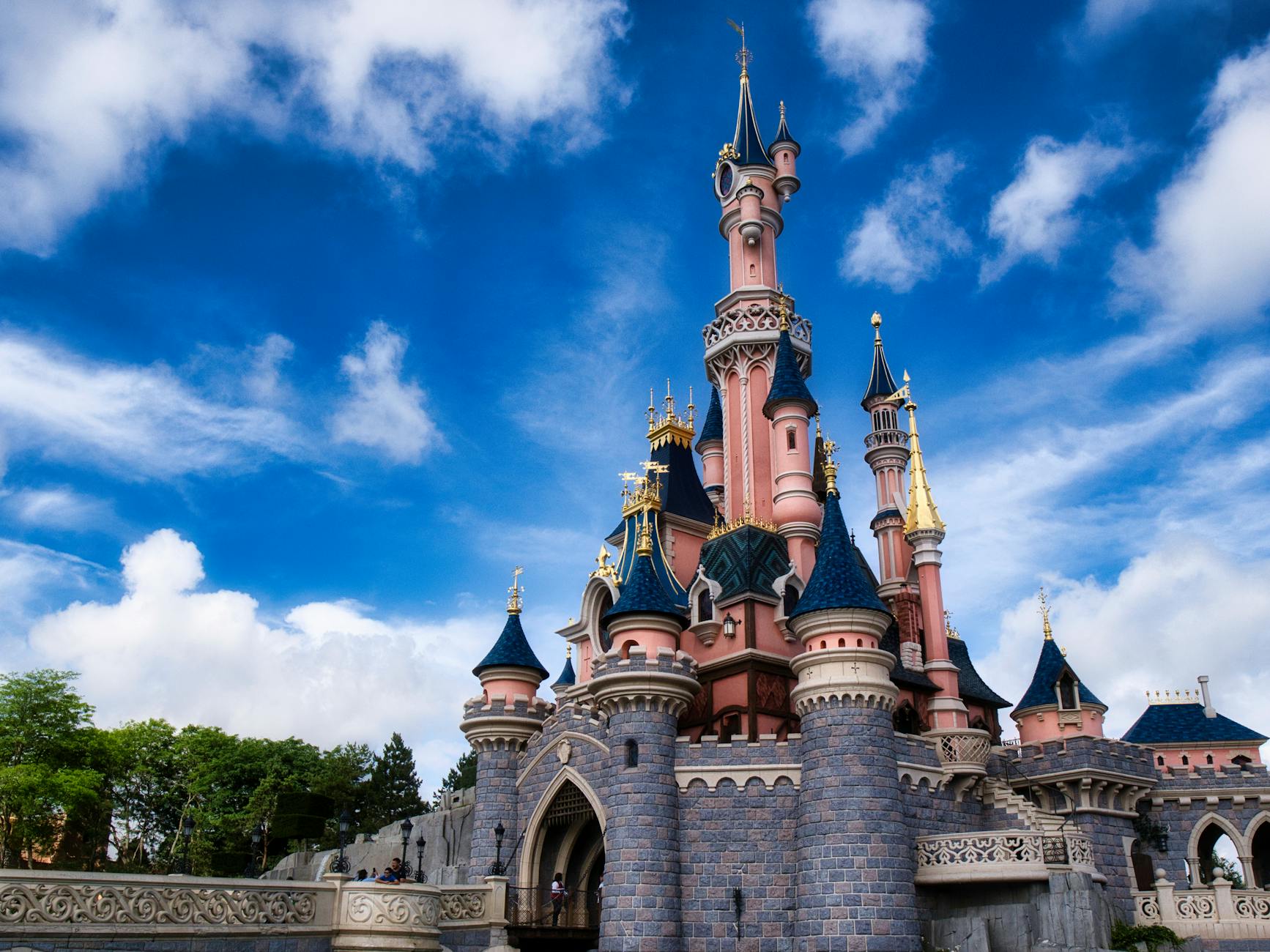 Olaf the Robot Takes a Tumble at Disneyland Paris - News