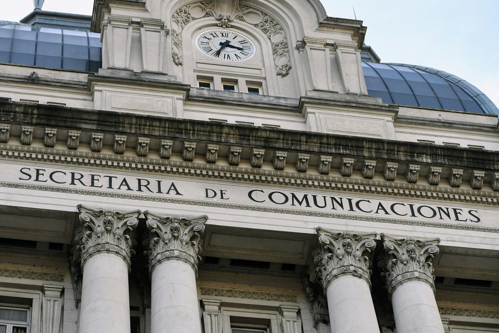 Putin Signs Law to Suspend Communication Services at FSB Request - News