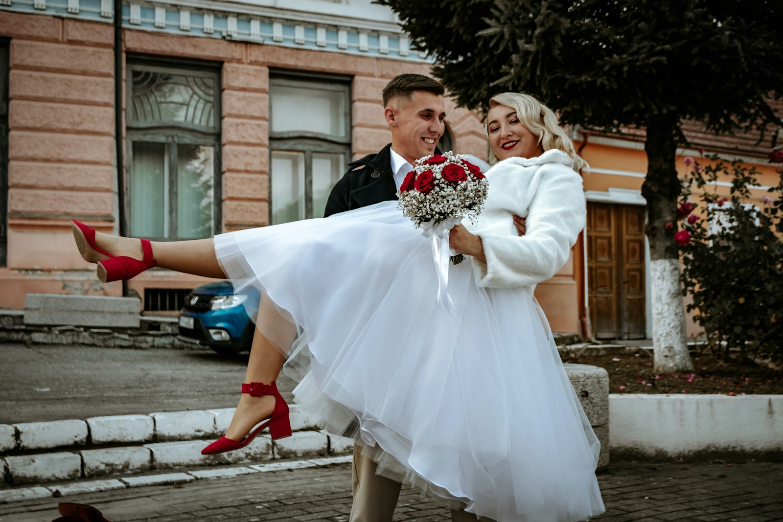 Rising Trends: Limousine Rentals and Cover Bands for Russian Newlyweds