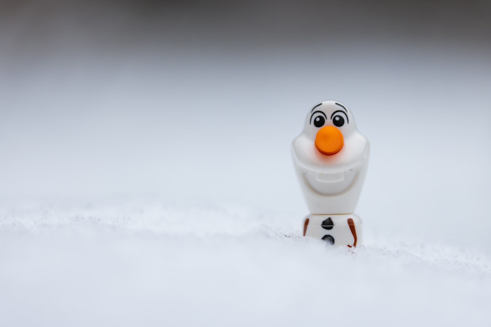Robot Olaf Takes a Tumble at Disneyland Paris - News