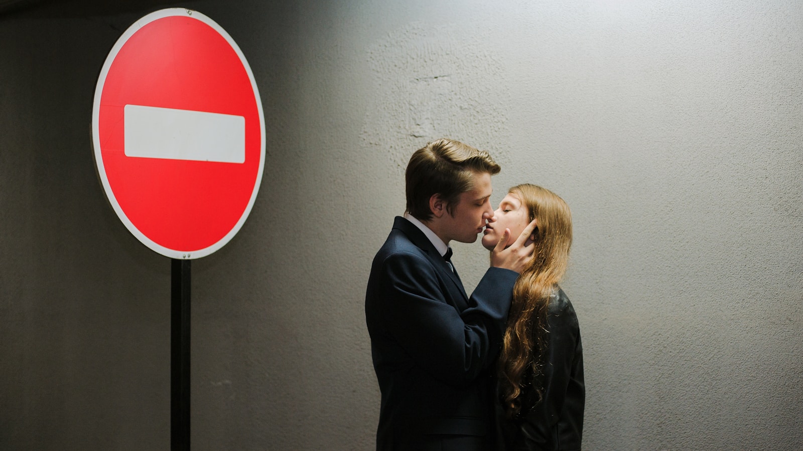 Russia Bans Alex Leslie's Sex Coaching Courses Amid Controversy