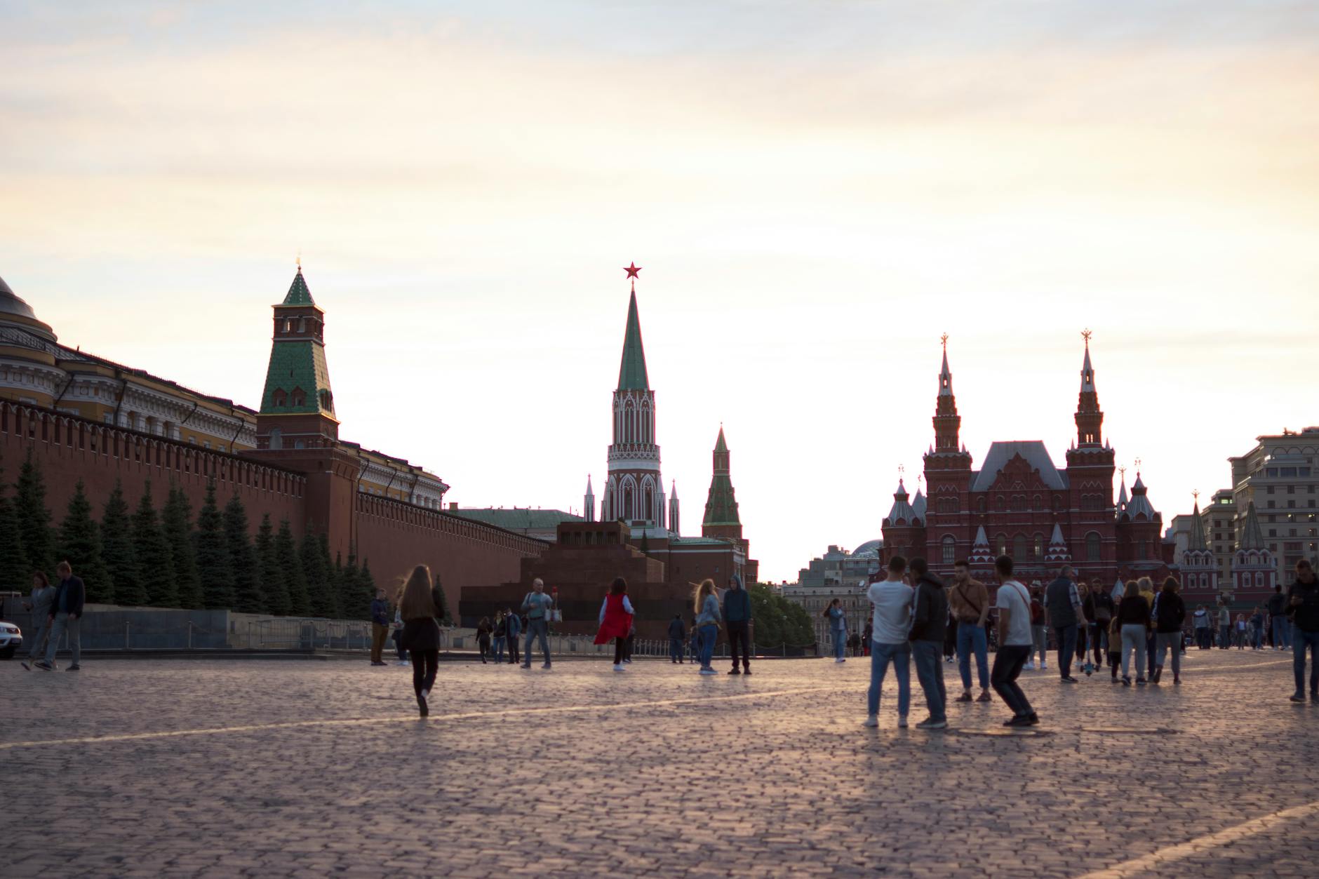 Survey Reveals Most Russians Stay Connected During Vacations - Lifestyle