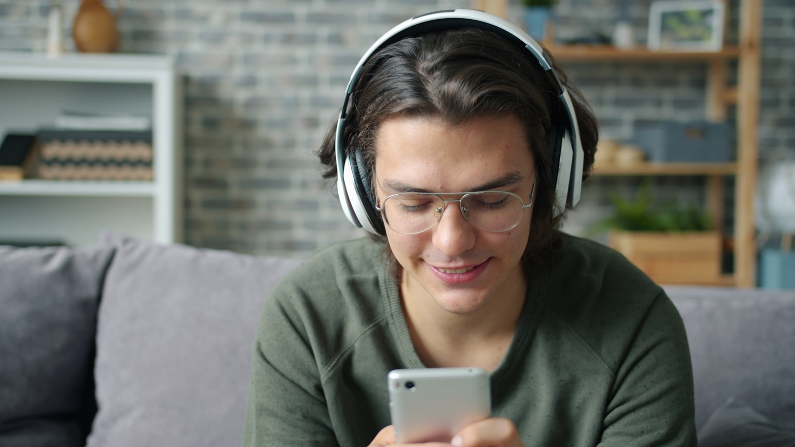Spotify to Feature Select Video Podcasts on Netflix