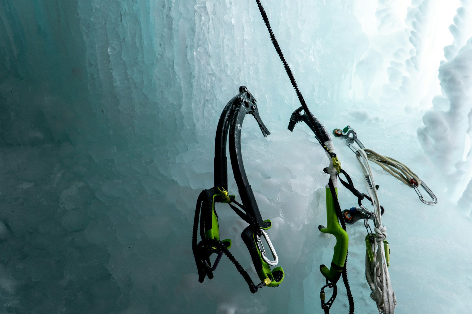 Swiss Diver Sets Record with 56m Ice Dive Without Gear