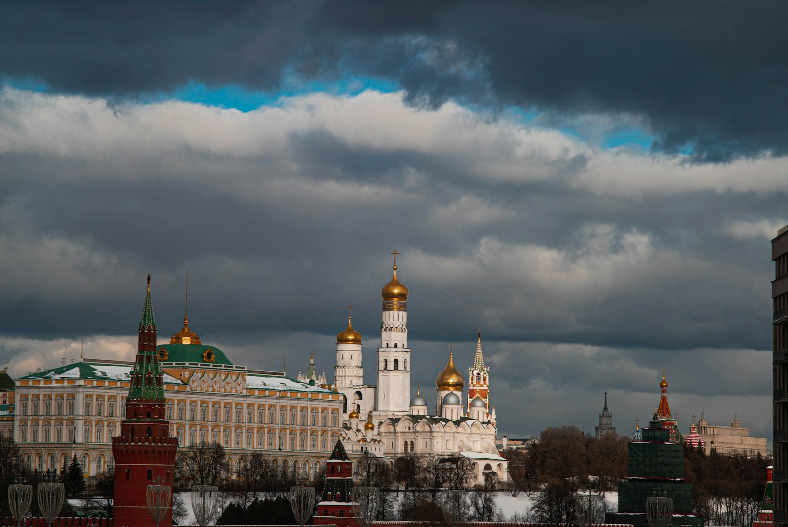 Top Foreign Authors Captivating Russian Readers in 2026 - Lifestyle