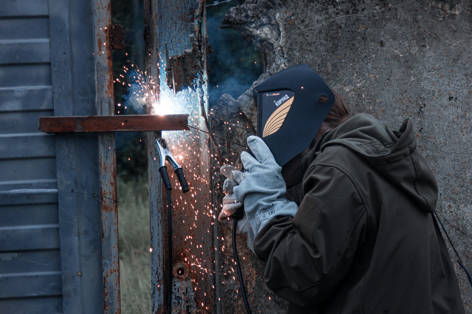 Welding Takes the Crown: Russia's Highest-Paying Job Revealed - News